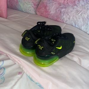 Kids nike tennis shoes like new size 1 1/2 black and green